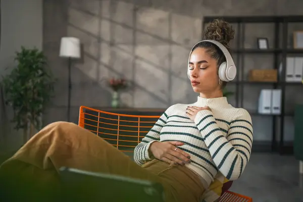 One Woman Adult Caucasian Female Millennial Using Headphones Online Guided — Stock Photo, Image