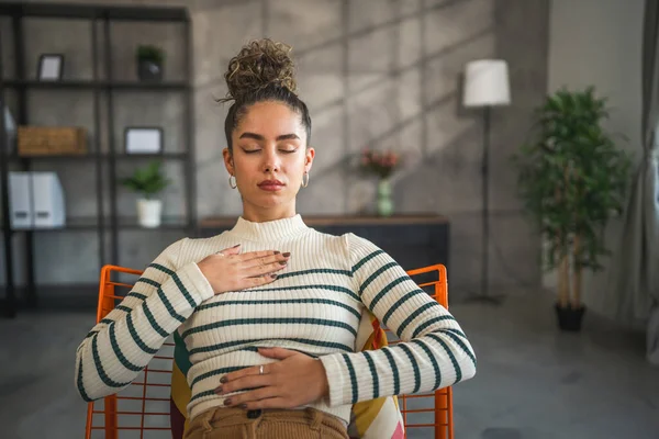 Yetişkin Bir Kadın Kafkasyalı Kadın Meditasyon Yapıyor Milenyum Meditasyonu Evde — Stok fotoğraf