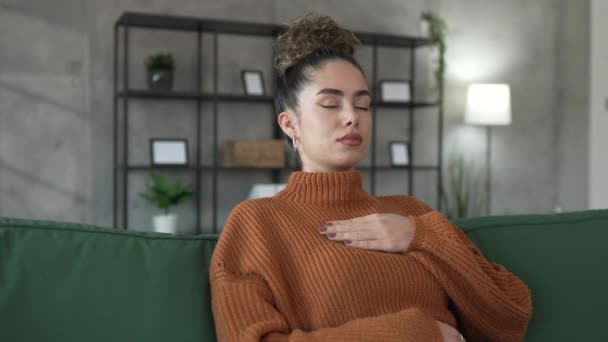Una Mujer Adulta Caucásica Hembra Meditar Meditación Milenaria Practicando Mindfulness — Vídeo de stock