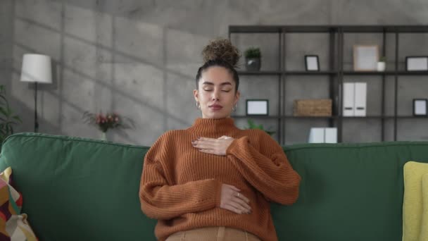 Uma Mulher Adulto Caucasiano Fêmea Meditar Millennial Meditação Praticando Mindfulness — Vídeo de Stock
