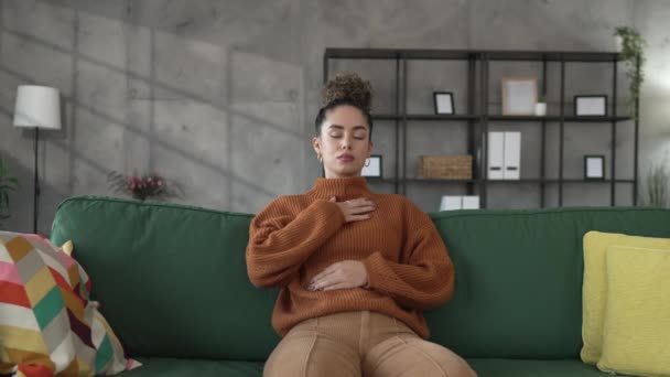 Yetişkin Bir Kadın Kafkasyalı Kadın Meditasyon Yapıyor Milenyum Meditasyonu Evde — Stok video