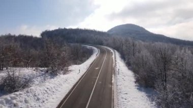 Sırbistan 'da Knjazevac yakınlarında kış günü beyaz karlı dağlarda yüksek açılı insansız hava aracı videosu, seyahat yolculuğu ve tatil konsepti