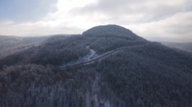 Sırbistan 'da Knjazevac yakınlarında kış günü beyaz karlı dağlarda yüksek açılı insansız hava aracı videosu, seyahat yolculuğu ve tatil konsepti