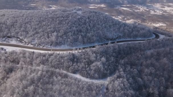 Car Drive Snow Winter Day Road Mountain Range Aerial View — Vídeos de Stock