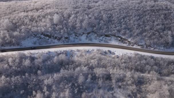 Car Drive Snow Winter Day Road Mountain Range Aerial View — Αρχείο Βίντεο