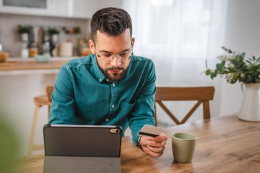 İnternet üzerinden alışveriş yapan yetişkin bir adam internet üzerinden kredi kartı kullanıyor e-bankacılık internet üzerinden e-ticaret yapıyor