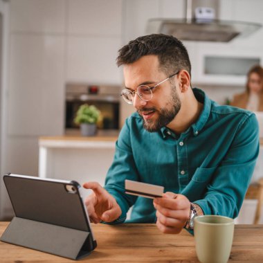 İnternet üzerinden alışveriş yapan yetişkin bir adam internet üzerinden kredi kartı kullanıyor e-bankacılık internet üzerinden e-ticaret yapıyor