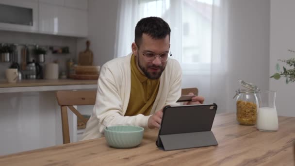 Hombre Adulto Hogar Compras Línea Uso Internet Celebrar Tarjeta Crédito — Vídeos de Stock