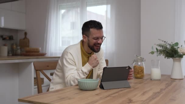 Volwassen Man Thuis Winkelen Online Gebruik Internet Houden Credit Card — Stockvideo