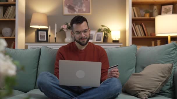 Nternet Üzerinden Alışveriş Yapan Yetişkin Bir Adam Internet Üzerinden Kredi — Stok video