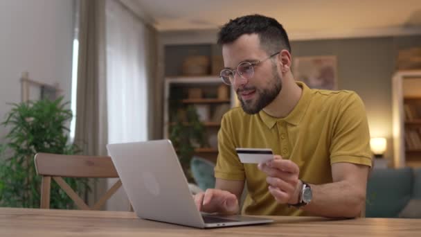 Дорослий Чоловік Вдома Покупки Онлайн Використання Інтернет Тримайте Кредитну Картку — стокове відео