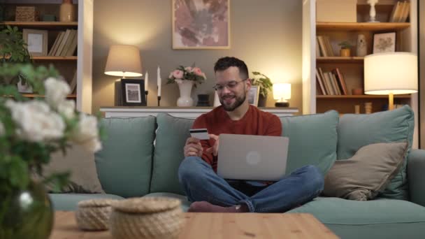 Dospělý Muž Doma Nakupování Line Používat Internet Držet Kreditní Karty — Stock video