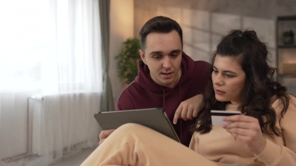 Paar Kaukasische Man Vrouw Man Vrouw Vriend Vriendin Gebruik Laptop — Stockvideo