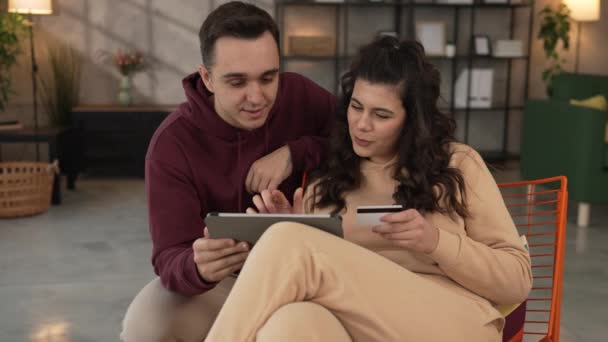 Pár Kaukázusi Férfi Férj Feleség Vagy Barát Barátnő Használja Laptop — Stock videók