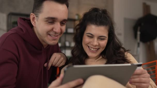 Pasangan Suami Istri Dan Istri Dan Pacar Kaukasia Menggunakan Komputer — Stok Video