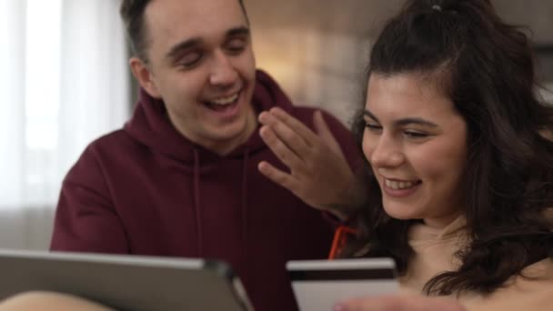 Couple Caucasian Man Woman Husband Wife Boyfriend Girlfriend Use Laptop — Stock Video