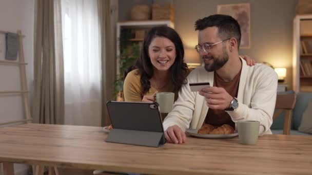 코카서스 남자와 남편과 친구와 노트북 컴퓨터와 온라인 물건을 구입하거나 집에서 — 비디오