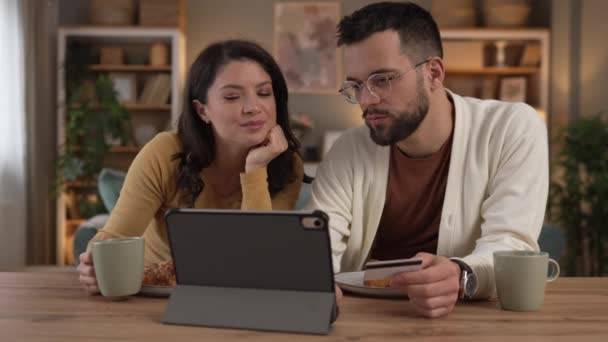 Pár Kaukázusi Férfi Férj Feleség Vagy Barát Barátnő Használja Laptop — Stock videók