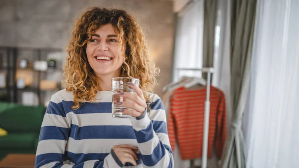 Uma Mulher Bela Fêmea Adulta Casa Com Vidro Água Cabelo — Fotografia de Stock