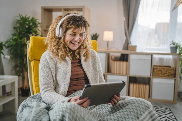 Uma Mulher Caucasiana Com Cabelo Encaracolado Sentar Casa Uso Tablet — Fotografia de Stock