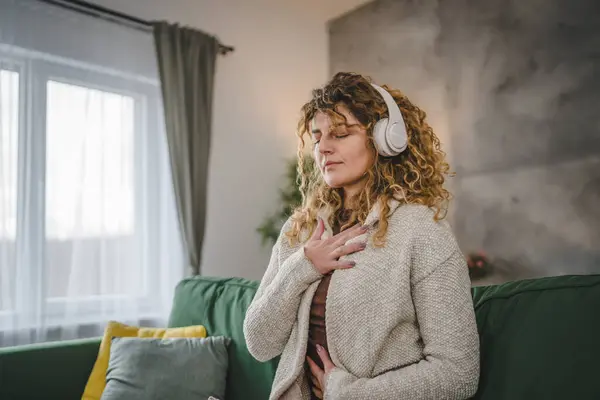 Yetişkin Bir Kadın Kafkas Kadın Milenyumu Kulaklıkları Online Rehberli Meditasyon — Stok fotoğraf