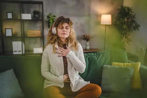 Yetişkin Bir Kadın Kafkas Kadın Milenyumu Kulaklıkları Online Rehberli Meditasyon — Stok fotoğraf
