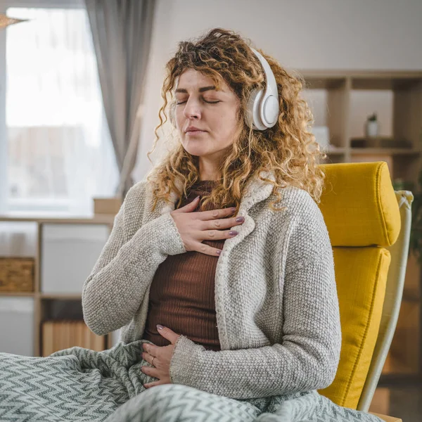 Yetişkin Bir Kadın Kafkas Kadın Milenyumu Kulaklıkları Online Rehberli Meditasyon — Stok fotoğraf