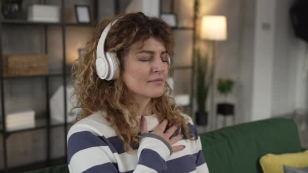 Satu Perempuan Dewasa Kaukasia Milenial Perempuan Menggunakan Headphone Untuk Panduan — Stok Video