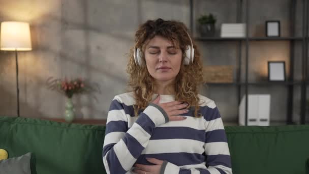 Jedna Kobieta Dorosła Kaukaska Kobieta Millenium Pomocą Słuchawek Medytacji Online — Wideo stockowe