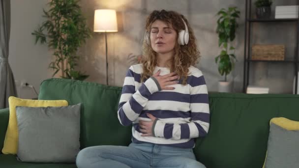 Une Femme Adulte Caucasien Femelle Millénium Utilisant Des Écouteurs Pour — Video