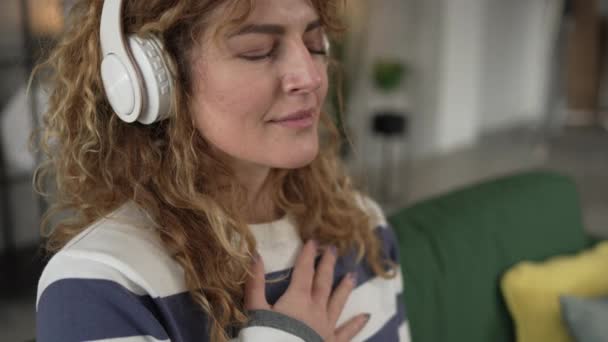 Μία Γυναίκα Ενήλικη Καυκάσια Γυναίκα Χιλιετηρίδα Χρησιμοποιώντας Ακουστικά Για Online — Αρχείο Βίντεο