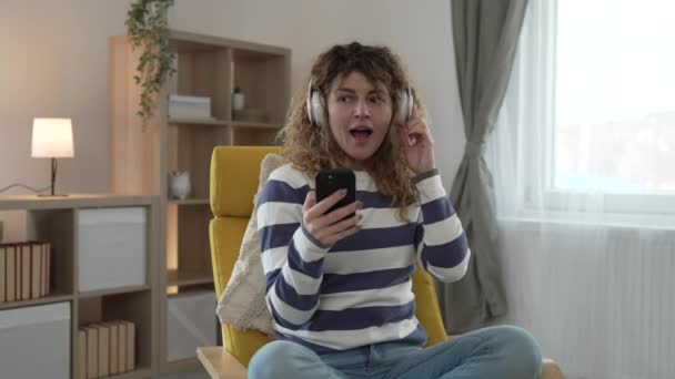 Une Femme Caucasienne Adulte Femelle Avec Écouteurs Utilisent Téléphone Mobile — Video