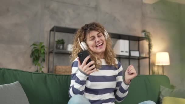 코카서스 헤드폰 전화를 집에서 음악을 온라인 — 비디오