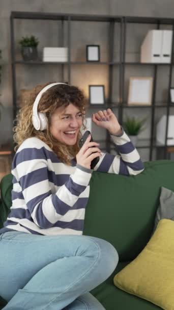 Μια Καυκάσια Γυναίκα Ενήλικας Γυναίκα Ακουστικά Χρησιμοποιούν Κινητό Τηλέφωνο Στο — Αρχείο Βίντεο