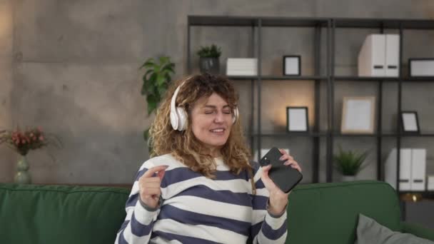 Una Mujer Caucásica Mujer Adulta Con Auriculares Usar Teléfono Móvil — Vídeo de stock