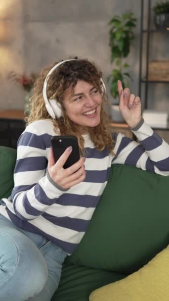 Uma Mulher Caucasiana Adulta Fêmea Com Fones Ouvido Usar Telefone — Vídeo de Stock