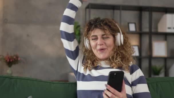 Jedna Kavkazská Žena Dospělá Žena Sluchátky Používat Mobilní Telefon Doma — Stock video