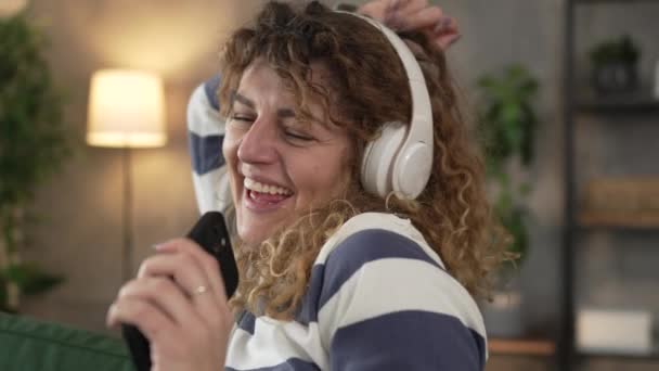 Jedna Kavkazská Žena Dospělá Žena Sluchátky Používat Mobilní Telefon Doma — Stock video