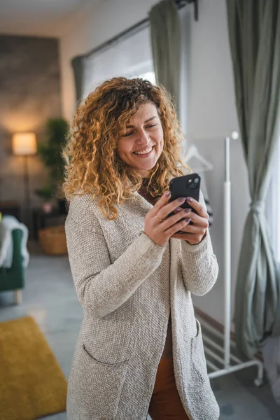 Beyaz Saçlı Evde Kıvırcık Saçlı Bir Kadın Cep Telefonu Akıllı — Stok fotoğraf