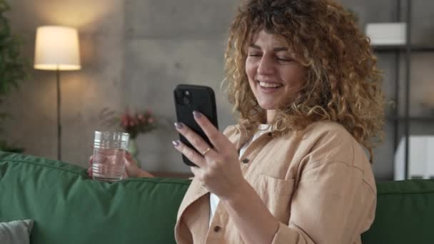 Beyaz Saçlı Evde Kıvırcık Saçlı Bir Kadın Cep Telefonu Akıllı — Stok video