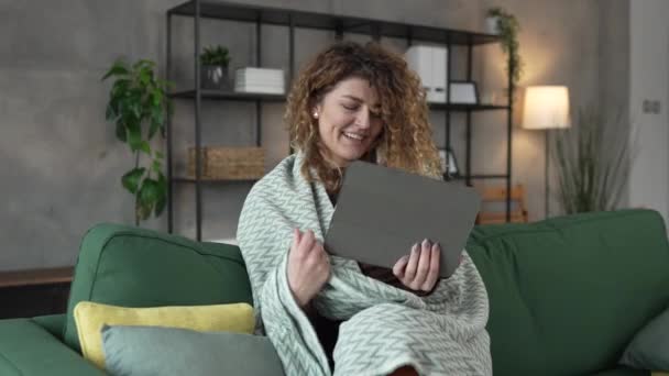 Een Blanke Vrouw Met Krullend Haar Zitten Thuis Gebruik Digitale — Stockvideo