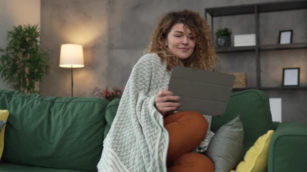 Una Donna Caucasica Con Capelli Ricci Sedersi Casa Uso Tablet — Video Stock
