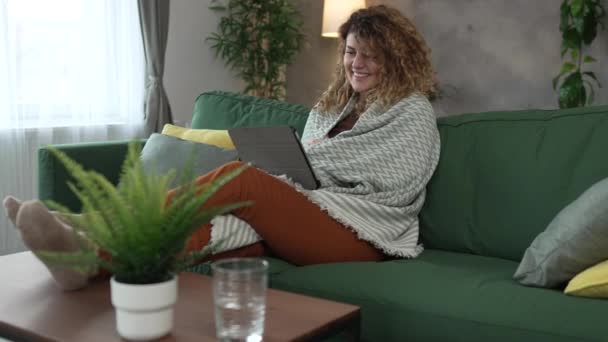 Jedna Kaukaska Kobieta Kręconymi Włosami Siedzieć Domu Pomocą Tabletu Cyfrowego — Wideo stockowe
