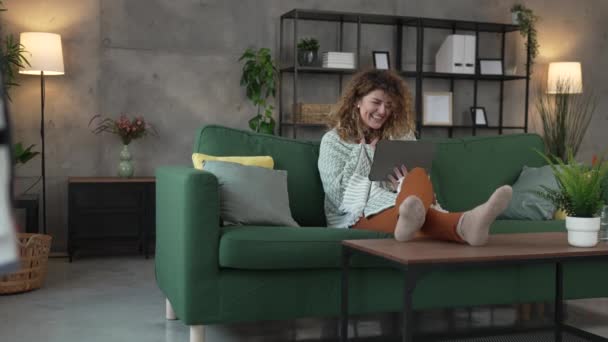 Una Mujer Caucásica Con Pelo Rizado Sentarse Casa Utilizar Tableta — Vídeo de stock
