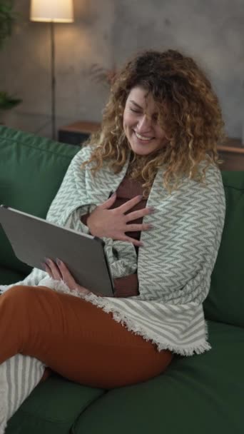 Jedna Běloška Kudrnatými Vlasy Sedět Doma Pomocí Digitálního Tabletu Sledovat — Stock video