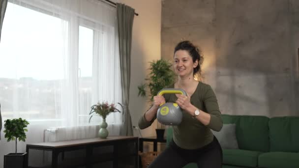 Jedna Dorosła Kobieta Trening Domu Używać Kettlebell Girya Waga — Wideo stockowe