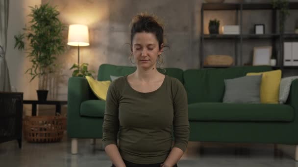 Una Mujer Adulta Caucásica Milenaria Usando Auriculares Para Meditación Guiada — Vídeos de Stock