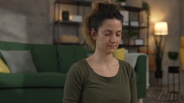 코카서스 밀레니엄 헤드폰을 온라인 가이드 Mindfulness 집에서 사람들 슬로우 — 비디오
