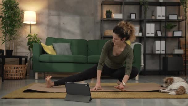 Vrouw Oefenen Yoga Mat Woonkamer Thuis Gebruik Digitale Tablet Voor — Stockvideo