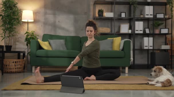 Donna Pratica Yoga Tappetino Salotto Casa Uso Tablet Digitale Allenamento — Video Stock